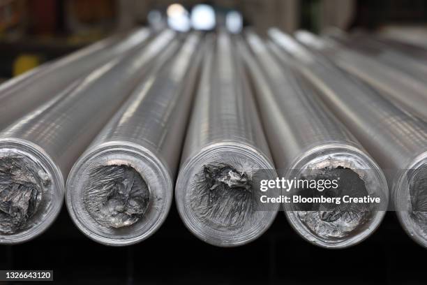 aluminium cylinders - aluminium ingots stockfoto's en -beelden