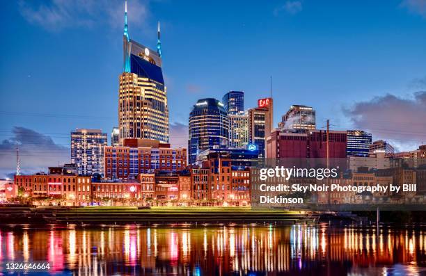nashville downtown skyline - at&t building - nashville fotografías e imágenes de stock