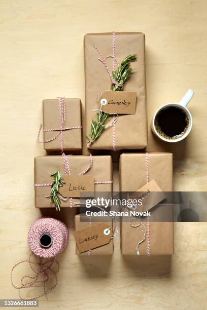 organic gift wrap ideas - wrapping paper stock photos et images de collection