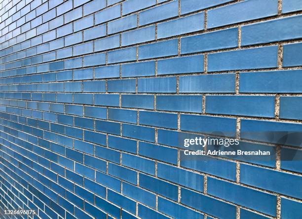 blue brick wall - 斜めから見た図 ストックフォトと画像