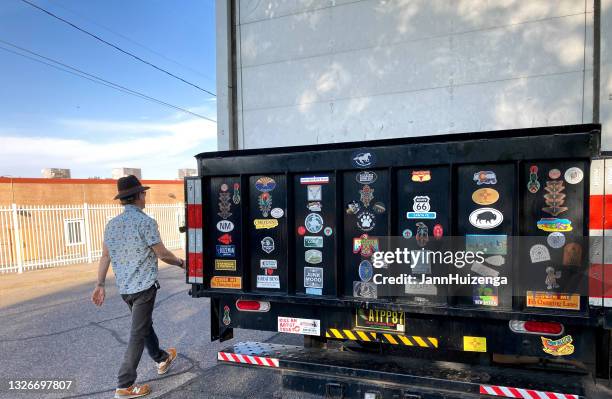 santa fe, nm: lkw mit südwest-usa stoßstange aufkleber bedeckt - bumper sticker stock-fotos und bilder