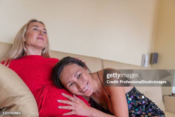 las lesbianas alegres y sonrientes están compartiendo hermosos momentos juntos mientras esperan un bebé. - mom flirting fotografías e imágenes de stock