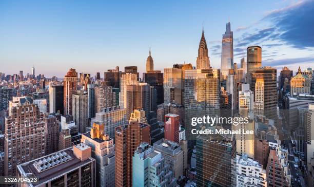 sunrise skyline view of midtown manhattan and lower manhattan - midtown manhattan photos et images de collection