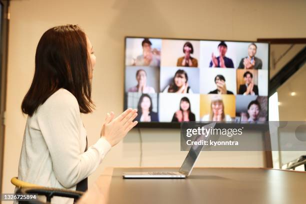 selbstbewusste geschäftsfrau bei einem meeting in asien - telefonkonferenz stock-fotos und bilder