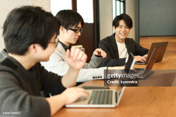 若いアジアの起業家スタートアップ分析 - men meeting ストックフォトと画像