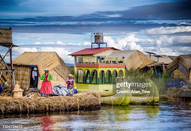 familia de pueblos flotantes isla lago titicaca, puno, perú - quechuas fotografías e imágenes de stock