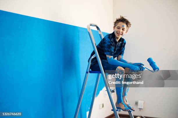 ritratto di adolescente che dipinge la stanza - camera bambino foto e immagini stock
