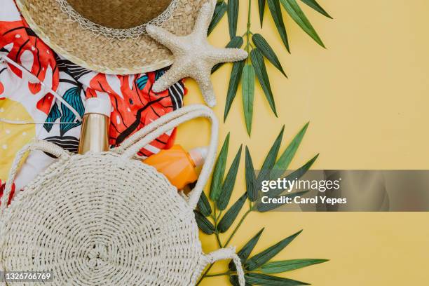 items for a summer traveler .beach accesories top view - bolsa de cor creme fotografías e imágenes de stock