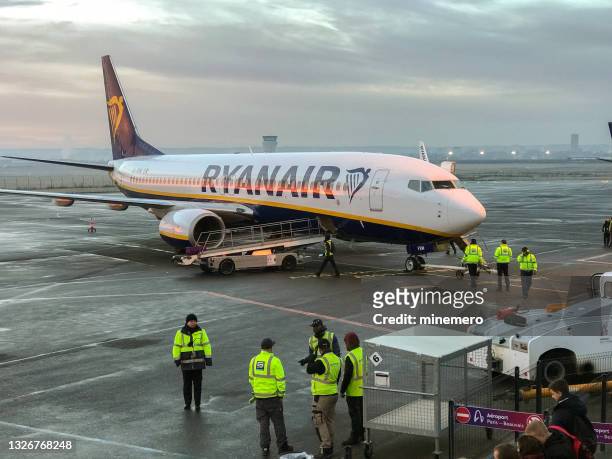 aereo ryanair all'aeroporto beauvais-tille di parigi - ryanair foto e immagini stock