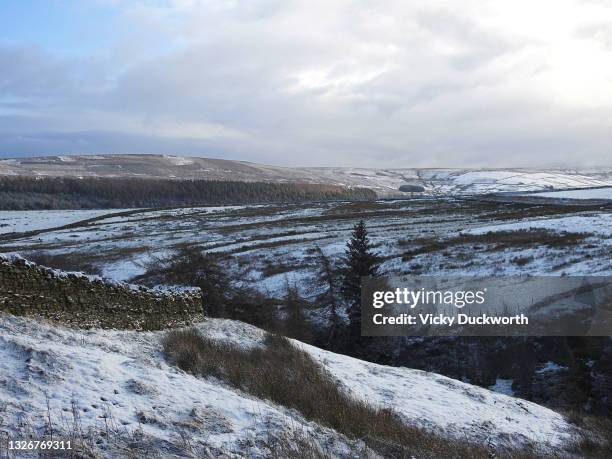 north pennines under light snow - pennines stockfoto's en -beelden