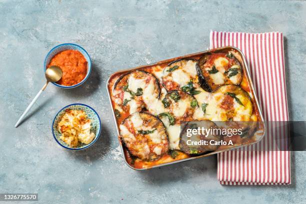 parmigiana aubergines - melanzana foto e immagini stock
