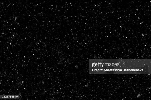 falling white snow on black background - copy space photos et images de collection