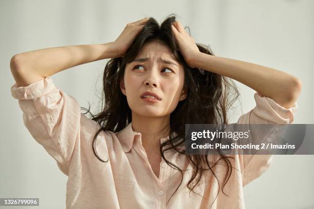 woman worried about hair loss and dandruff - cuero cabelludo fotografías e imágenes de stock