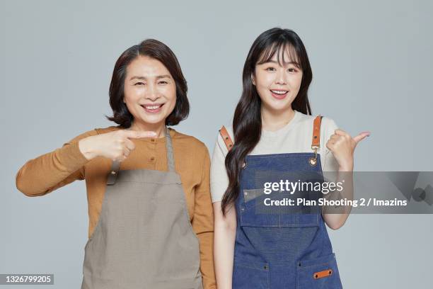 two female merchants - naast stockfoto's en -beelden