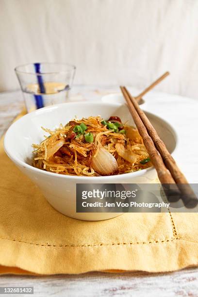 singapore stir-fried rice noodles - fried rice stock-fotos und bilder
