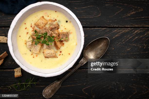 cauliflower potato squash soup - soep stockfoto's en -beelden