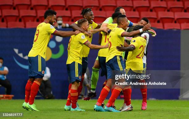 David Ospina of Colombia celebrates with teammates winning a penalty shootout after during a quarter-final match of Copa America Brazil 2021 between...