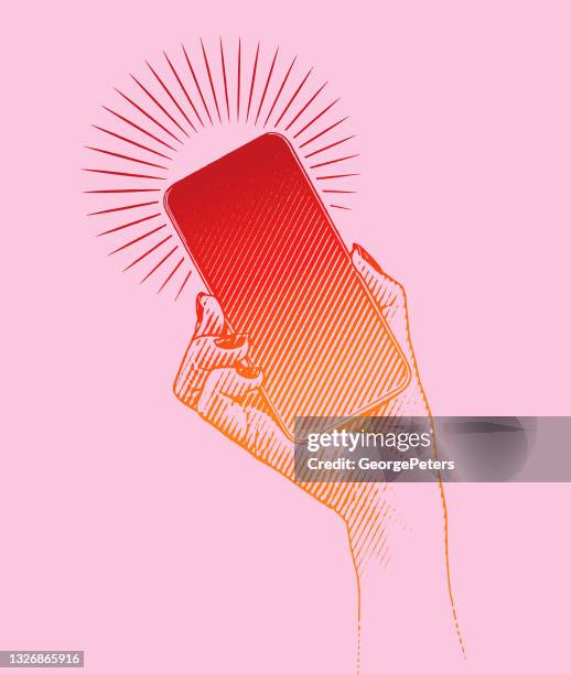スマートフォンを持つ女性の手のベクトル彫刻 - 30代の女性一人点のイラスト素材／�クリップアート素材／マンガ素材／アイコン素材