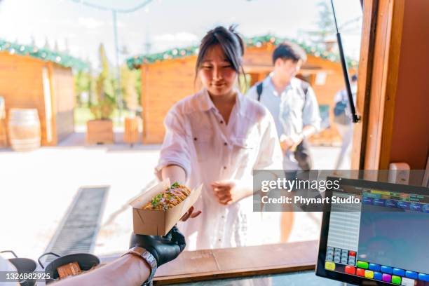 venta de perritos calientes de la cocina de la calle - japanese girls hot fotografías e imágenes de stock