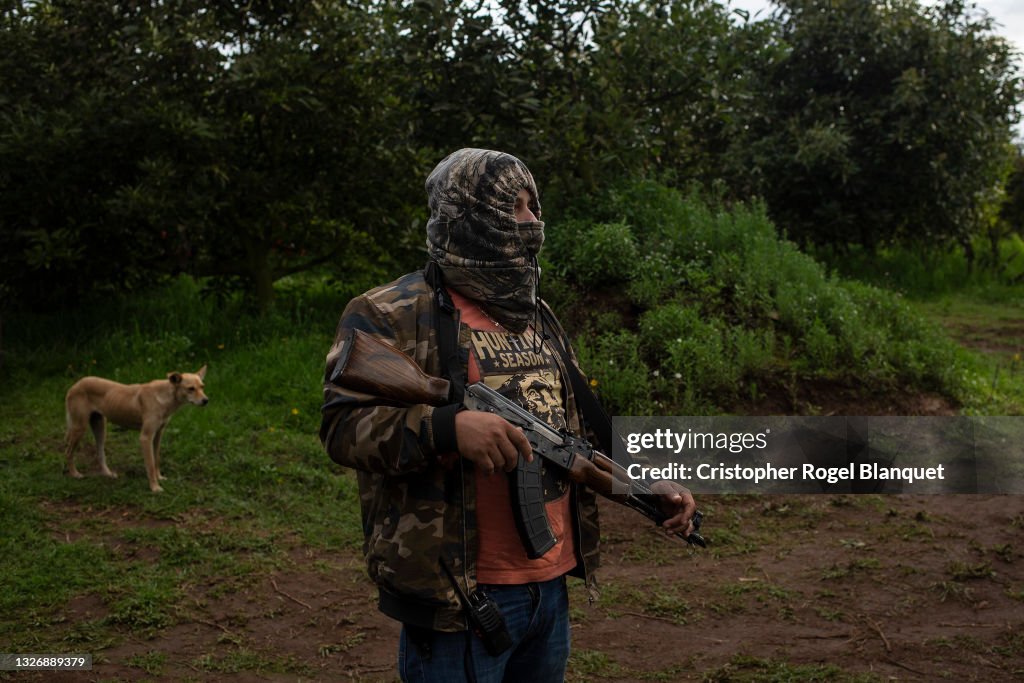 Inhabitants of the Avocado Region Take Up Arms to Protect Their Municipalities