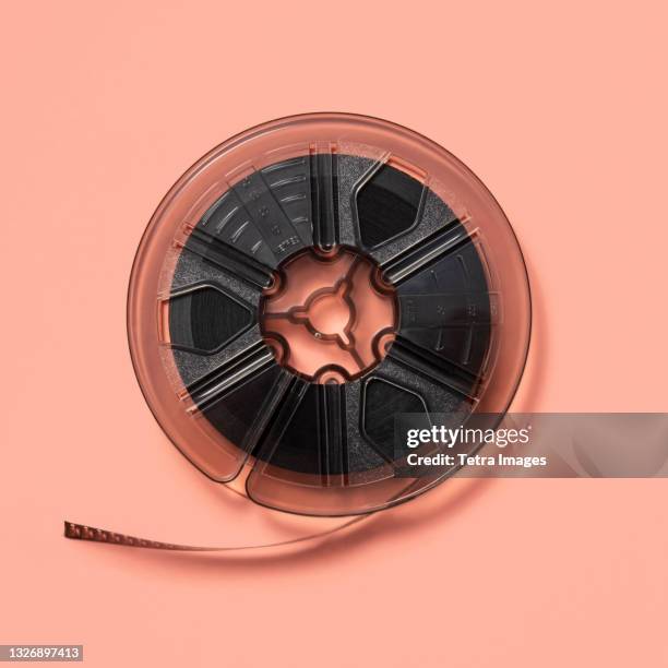 studio shot of 8 mm film reel - bobine de film - fotografias e filmes do acervo