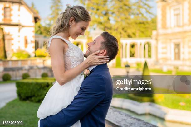 romantische hochzeit paar umarmung im freien in schönen garten - wedding ceremony stock-fotos und bilder