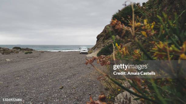 furgoneta camper aparcada en la orilla de una playa de mojácar - en la playa ストックフォトと画像