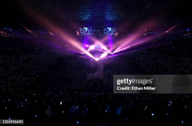 Alenium Dj 772 Illenium Photos & High Res Pictures - Getty Images
