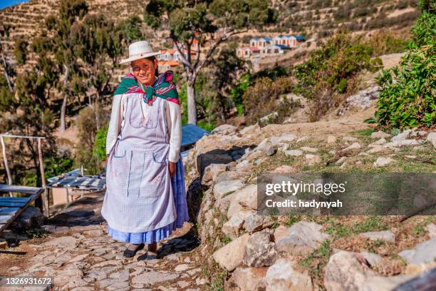 femme aymara sur isla del sol, lac titicaca, bolivie - bolivia photos et images de collection