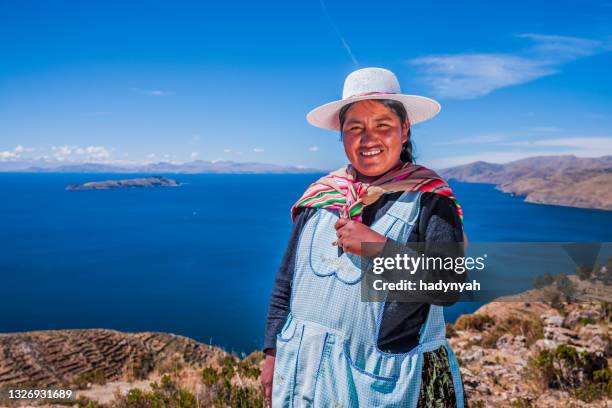 aymara woman on isla del sol, lake titicaca, bolivia - bolivia daily life stockfoto's en -beelden