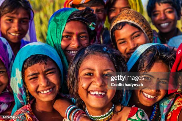 group of happy gypsy indian children, desert village, india - zigeuner stockfoto's en -beelden