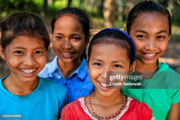 grupo de crianças cambojanas em aldeia perto de siem reap, camboja - traditionally cambodian - fotografias e filmes do acervo