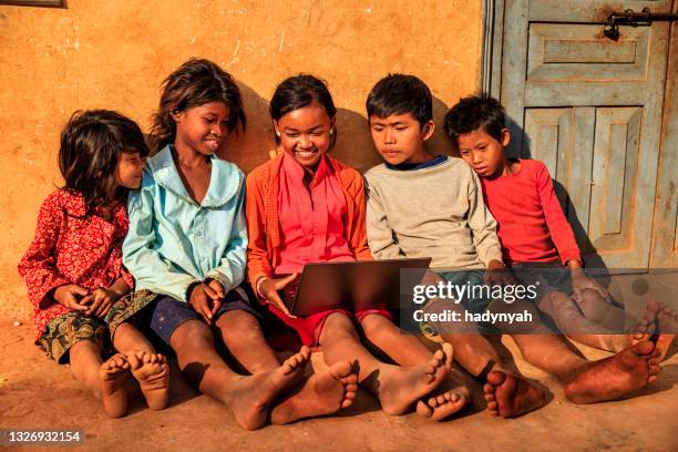 glückliche kambodschanische kinder mit laptop auf einem schulhof, kambodscha - third world stock-fotos und bilder