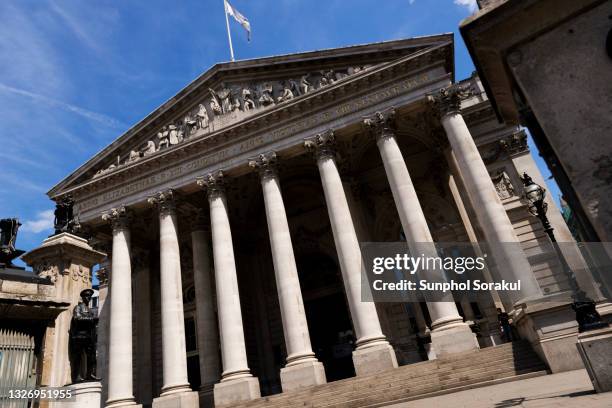 front facade of the royal exchange in london, uk - kolonnade stock-fotos und bilder