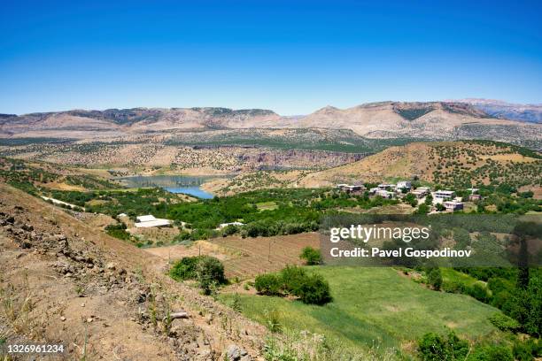 magnificent high point view of the euphrates river in southeast turkey - rio eufrates imagens e fotografias de stock