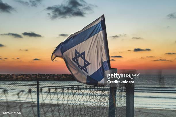 israeli flag against sunset and mediterranean sea - israel flag - fotografias e filmes do acervo