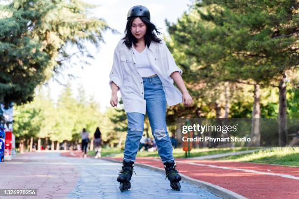 teenager-mädchen rollschuhlaufen im park - daily sport girls stock-fotos und bilder