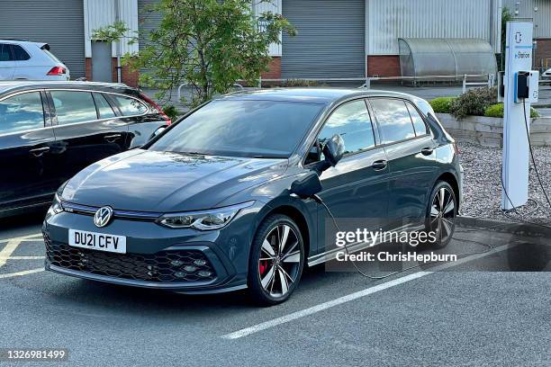 volkswagen golf mk8 gte hatchback - green de golf imagens e fotografias de stock