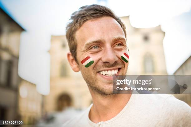 felicidade torcedor italiano sorrindo na rua - football body paint - fotografias e filmes do acervo