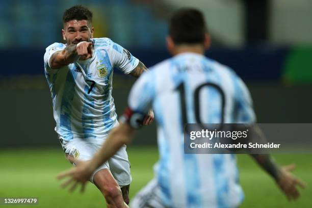 Rodrigo De Paul of Argentina celebrates with teammate Lionel Messi after scoring the first goal of his team during a quarter-final match of Copa...