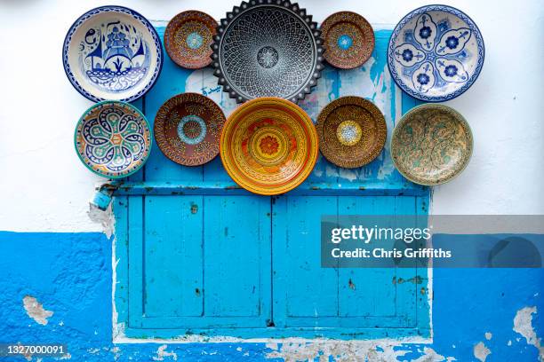 moroccan ceramics, asilah medina, morocco - tangeri foto e immagini stock