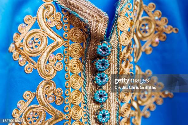 close-up of intricately designed decorative moroccan djellaba - djellaba stockfoto's en -beelden