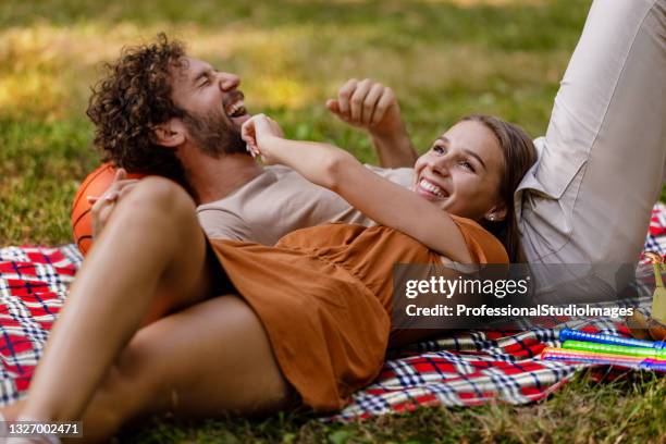 ein paar kaukasische ethnizität genießt ein picknick im freien. - freund stock-fotos und bilder