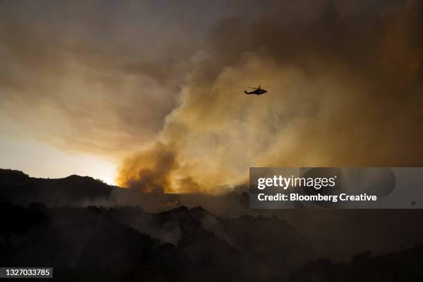 a helicopter fighting a wildfire - forest fire fighting stock pictures, royalty-free photos & images