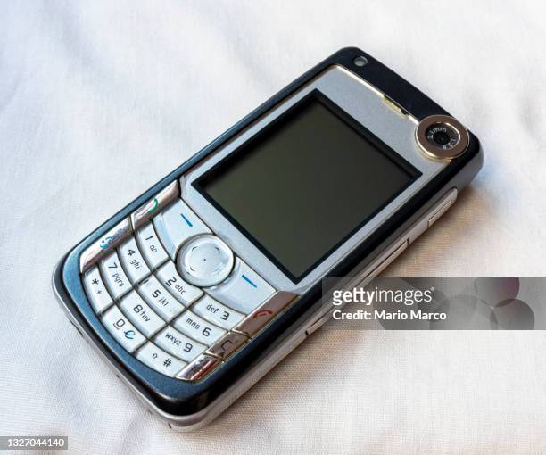 antique mobile phone from the 2000's - jaar 2000 stijl stockfoto's en -beelden