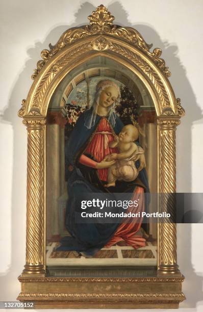 Italy, Tuscany, Florence, Uffizi Gallery. Total Virgin and Child, Madonna of the Roses, with golden frame columns tortili capitals arc ogive...