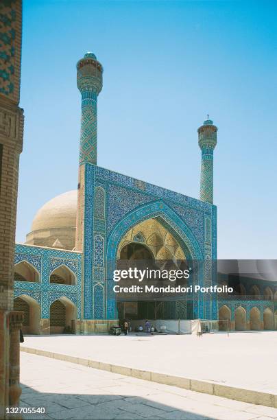 Iran, Esfahan, Isfahan, Isfahan, Friday Mosque. View all two minarets ogival pointed arch ogive gilded muqarnas gold turquoise Ivan. 2009 photograph.