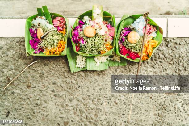 canang daily offerings, ubud, bali - religiöse opfergabe stock-fotos und bilder