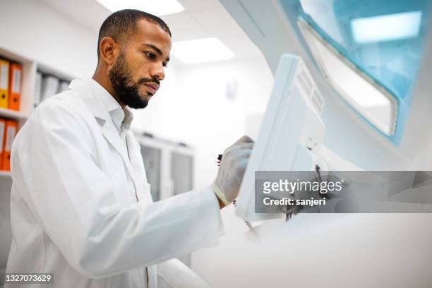 científico que trabaja en el laboratorio - instrumento médico fotografías e imágenes de stock