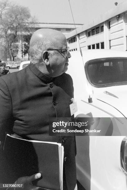Chief Election Commissioner T N Seshan arrives at Jain Commission of inquiry at Vigyan Bhawan in New Delhi, India, March 21, 1995 to participate in...